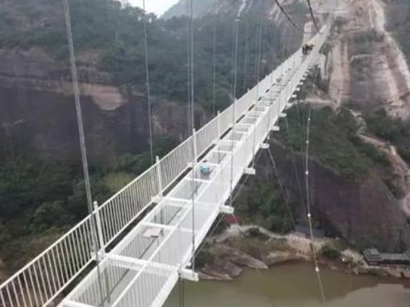 玻璃吊橋受到外國人質(zhì)疑，不遠(yuǎn)萬里來砸橋，結(jié)局讓人很無奈